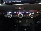 運転席からも手が届きやすく、操作しやすい空調コントロールパネル。オートエアコンなので操作の煩わしさが無くオールシーズン快適にドライブできます。快適空間で運転に集中できますね。