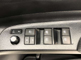 パワーウィンドのスイッチです。運転席に座りながら、助手席や後席の窓を開け閉めできるので大変便利ですよ。