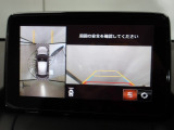 狭い場所での駐車やすれ違いなどでより的確な運転操作に役立つ360&deg;ビューモニターが装備されています。