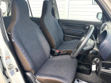 運転席まわりには十分なスペースがあり、大柄な方でもゆったり運転していただける環境です。