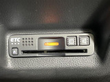 【ETC】有料道路を利用する際に料金所で停止することなく通過できる、ETC車載器(ノンストップ自動料金収受システム機器)が装備されています。セットアップを行うことで利用可能になります。