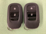 スマートキーを装備しています。鍵を差し込むことなくドアロックの開け閉めと、スタートボタン操作でのエンジンスタートができます。スペアキーも同じものを用意しております。