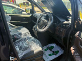 運転席はこちらです。プライベートな車内なのでリラックスできる空間を。