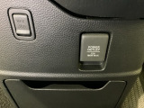 アクセサリーソケットはUSBのアダプターなどをつければ、スマホの充電にも使えます。周辺には物が置けるボックスがついています。