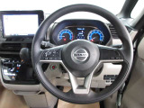運転が楽しくなる明るく開放的な運転席まわりです。