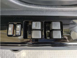 パワーウィンドウのスイッチですよ。 運転席に居ながら窓を開け閉めのコントロールできますよ。 ロック機能で、子供がイタズラして窓を開けるという事も無くなりますよ。