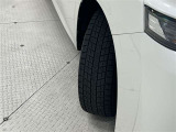 タイヤサイズは215/65R16!納車前の点検時にタイヤ交換させていただきます!スペアタイヤがついていて、不測の事態が起きても安心です!