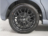 ◆純正ホイール装着車◆シンプルなデザインのホイールキャップ付きです。