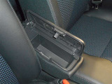 運転席と助手席の間のひじ掛けの中に小物を入れるスペースがあります!