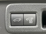【パワーバックドア】スマートキーや運転席のボタンを押すだけでリアゲートが自動で開閉します!荷物を持っている時や、高い位置にあるバックドアを閉める際に便利な機能です♪