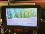 【バックカメラ】駐車時に後方がリアルタイム映像で確認できます。大型商業施設や立体駐車場での駐車時や、夜間のバック時に大活躍!運転スキルに関わらず、今や必須となった装備のひとつです!