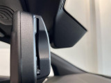 自動防眩機能を備えたルームミラー。ETC車載器を搭載しておりスタイリッシュかつ機能性を兼ね備えております。