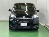 LEDヘッドライトを装備しています。LEDヘッドライトはとても明るく、雨の日や夜間走行も安全・安心です。オートライトコントロール付きで周囲の明るさに応じて自動で点灯・消灯します