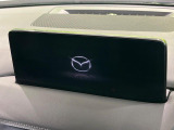 【12.3インチマツダコネクト】車内の雰囲気にマッチした大型ディスプレイ。スマホ接続でのナビ使用やBluetooth再生等、様々な機能が楽しめます。直感的なダイヤル操作が可能で、使い勝手も良好です。
