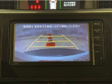 バックモニター付きです。車の後方に小型カメラが付いており、バックする際の後方の様子をモニター上に表示します。
