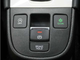 電子制御パーキングブレーキ搭載で指一本で簡単に操作することができます。さらに停車中に、ブレーキペダルを踏み続けなくても、自動的にブレーキを保持する機能である、オートマチックブレーキホールド付きです。