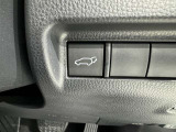 電動式バックドアです。 荷物を持ったままでもボタン一つで自動的に開け閉めできるので便利ですよ。 挟み込み防止機能も付いていますのでお子様の手や荷物を挟み込むのを防いでくれますよ。