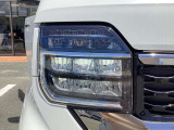 【LED・HIDヘッドライト】 ハロゲンヘッドライトに比べて大光量で、遠方視認性を向上させてくれる為、悪天候や夜間の運転をより安全にサポートしてくれます
