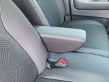 フロントシートにはセンターアームレスト付き、長時間の運転で疲れた腕を乗せてください。
