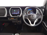 【運転席インテリアデザイン】左右対称のインテリアデザインでドライバーを包み込み運転に集中できるように設計されています。
