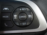 アダプティブクルーズコントロール 走行中に自分の前の車の様子を検知しなが安定した車速(スピード)の範囲内で前の車との距離を維持(キープ)するのを補助する機能です。