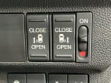 狭い所でも乗り降り楽々な両側電動スライドドアです!簡単にドアの開閉が出来る為女性やお年寄りにも優しく、荷物で手が塞がった時なども大変便利です!