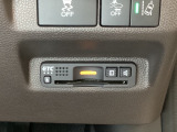 ハンドルの右下にETCがついています。高速道路の料金所の通過も楽々です!。 カードの取り出しもしやすい場所についています。