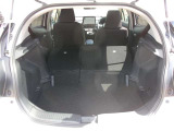 後席を倒すと収納力がアップします。長尺物も積めるのでカーライフの幅が広がりますね。