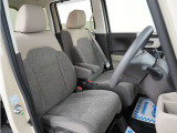 運転席のスペースはゆったりしていて、視界も広く確保されているので普段の運転からロングドライブまで快適です。