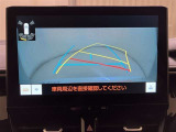 ハンドル操作に連動して、ガイドラインが予想進行先を表示するバックガイドモニター付きです。夜間でも後方の視界が確保出来るので、より安定した運転が行えます。補助装置になりますので目視での確認も大切です。