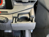 運転席側前部にドリンクホルダーあります♪運転中でも手が届きやすい位置にあって使い易いです♪