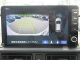 リバースギア連動のバックカメラが付いています。画面に鮮やかに写りますので夜間や雨の日も安心してバックできますね。人気装備の一つです。