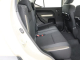 リアシートも厚く、長時間の移動もらくらくです!車種によってはラゲージスペースやトランクへのアクセスも可能!乗り心地・使い勝手共に充実です!!