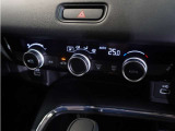 【オートエアコン】温度を設定すれば自動で快適な車内温度を保ちます。エアコン内部の高性能脱臭フィルターで車内のアレルゲンや花粉を除去。