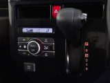 車内を快適に、オートエアコンを装備しています。