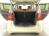 開口部も広く荷物の積み下ろしもしやすいお車となっております。シートの背もたれは5:5の割合で分割して可倒できるので、長いお荷物などを載せることもできます。