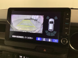 リバースギアに入れるだけで後方の表示へ切り替わります。夜間や雨の日の駐車も楽になりますよ。