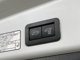 【パワーバックドア】スマートキーや運転席のボタンを押すだけでリアゲートが自動で開閉します!荷物を持っている時や、高い位置にあるバックドアを閉める際に便利な機能です♪