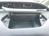運転席アッパーボックス。