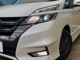 【LEDヘッドライト】悪天候や夜間走行時も良好な視界を確保し安心して運転できる高輝度LEDヘッドライトを装備!点灯速度が早く、消費電力も抑えられています。