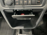 センター中央下部には小物などを収納できるスペースを確保しています。