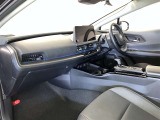 運転席周りのレイアウトをご覧ください。ナビゲーションが綺麗に装着されすっきり収まってますね!