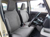 【清潔感のある運転席&助手席】隅々までクリーニングの行き届いた運転席&助手席。目立ったシミや汚れ等もございません。