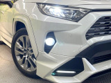 【LEDヘッドライト】悪天候や夜間走行時も良好な視界を確保し安心して運転できる高輝度LEDヘッドライトを装備!点灯速度が早く、消費電力も抑えられています。