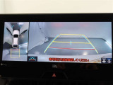 パノラミックビューモニター付きです。車両を上から見たような映像をモニター画面に表示。運転席からの目視では見にくい、車両周辺の状況をリアルタイムでしっかり確認できます。