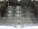 リアシートは片方ずつ倒せます。乗車員数や積む荷物に応じてアレンジが可能ですので多彩に使えてとても便利です。