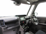 ダイハツのお店では、ダイハツ車を知り尽くしたプロフェッショナルが、専用の診断機器を使って各システムを点検しております。