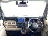 運転席は、大きな座面と包み込むような背もたれがドライバーの身体全体をしっかり支えます。上質なシート素材と座り心地のよいクッションを採用し、長時間の運転やコーナーの多い道も快適です
