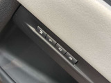 【メモリー機能】最大3名様まで、シートポジションを記憶していただきます。自分のポジションを素早く戻せるのはとても助かる機能ですね。
