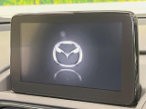 【マツダコネクトナビ】車内の雰囲気にマッチした一体型タイプのナビ。各種車輌設定やBluetooth再生等、様々な機能が楽しめます。直感的なダイヤル操作が可能で、使い勝手も良好です。